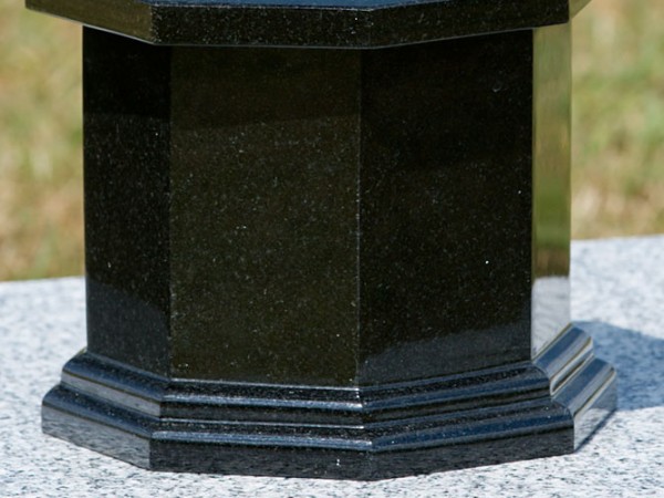 burlingham-memorial-solutions-products-urn-black-large